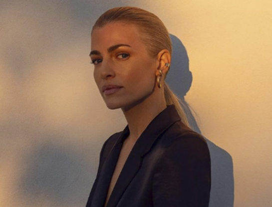 Qué es de la vida de Daniela Urzi: tiene 46 años, está en pareja con el ex de Sabrina Rojas y se lanzó como cantante