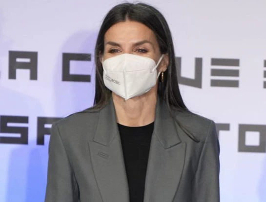 Letizia adopta el uniforme de oficina y le da una impronta más formal a su look