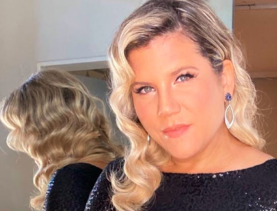 Dominique Metzger adopta colores llamativos para sus looks más veraniegos