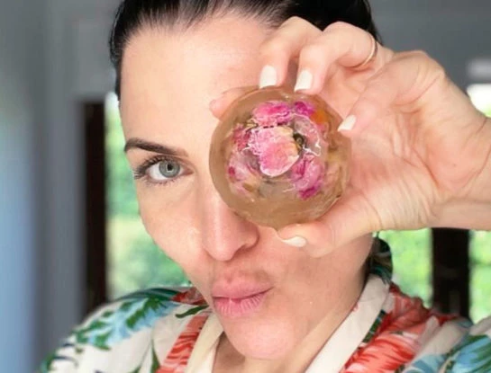 Descubrí y hacé ice rocks de caléndula y rosas para calmar y refrescar la piel... ¡Son lo más!