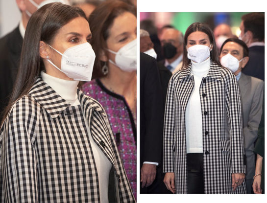 Letizia nos muestra cuál será el abrigo estrella de la próxima temporada