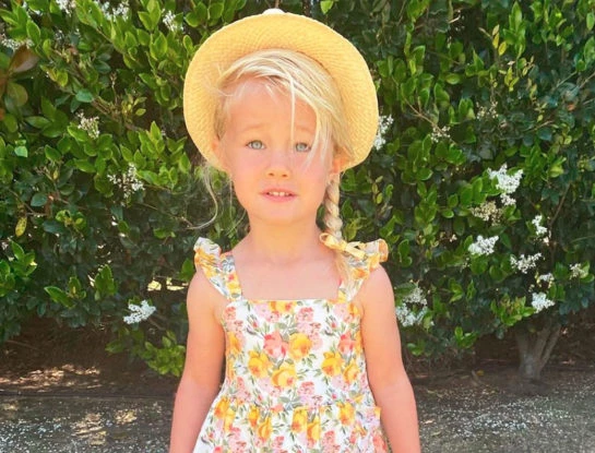 Mini fashionista: Matilda posa con una cartera de Louis Vuitton, enterate cuánto cuesta