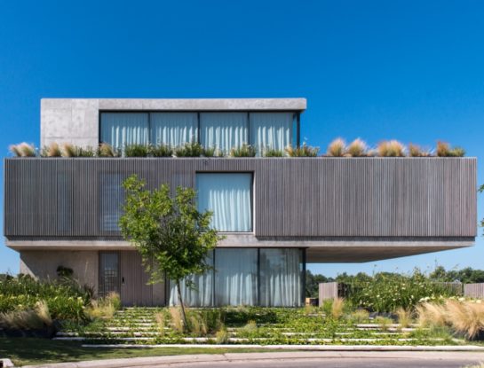 Una imponente casa de fin de semana que celebra la arquitectura moderna y el diseño interior flexible e iluminado