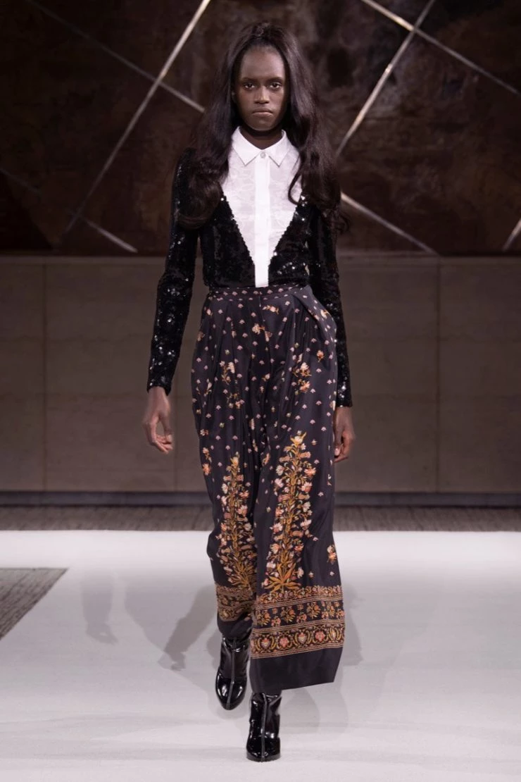 Mini fashionista: Matilda posa con una cartera de Louis Vuitton