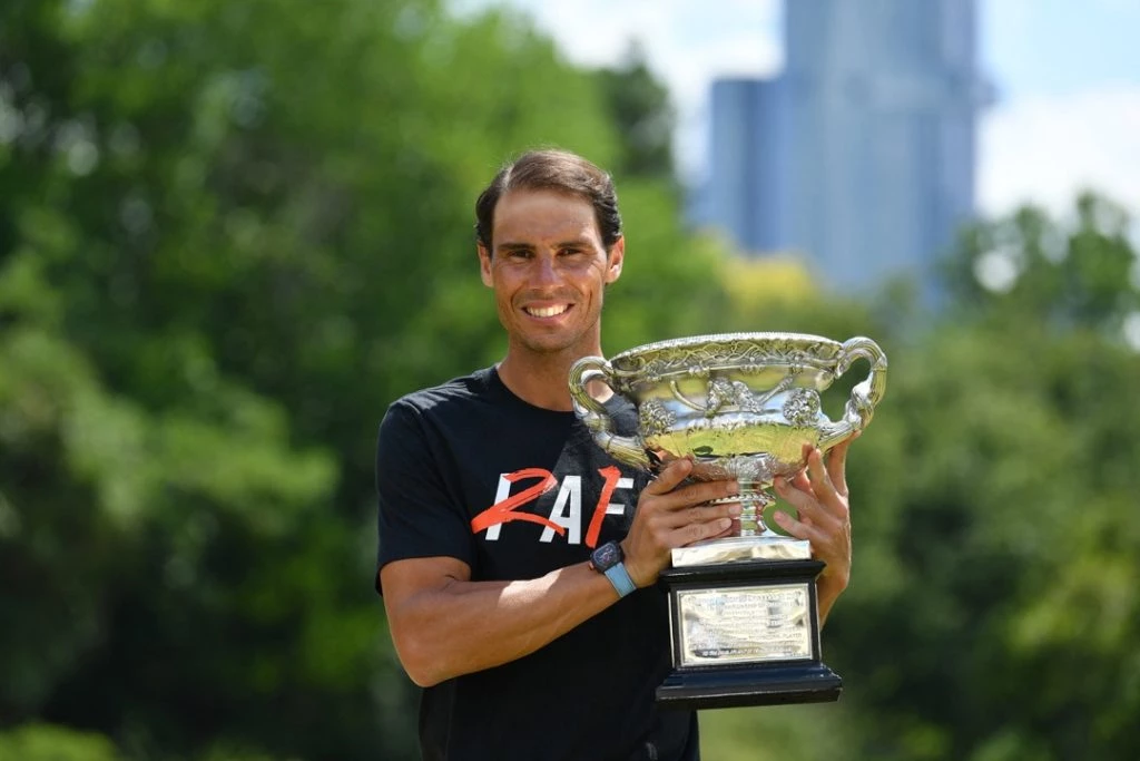 Rafael Nadal con el trofeo del Abierto de Australia