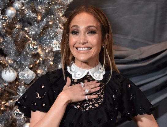 Jennifer López  luce como una adolescente en un comercial