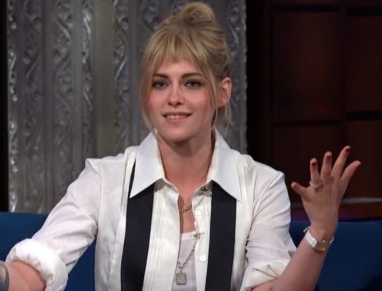 Al igual que Dakota Johnson, Kristen Stewart se sumó al flequillo que es tendencia en 2022