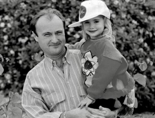 Lily Collins junto a su padre Phil Collins