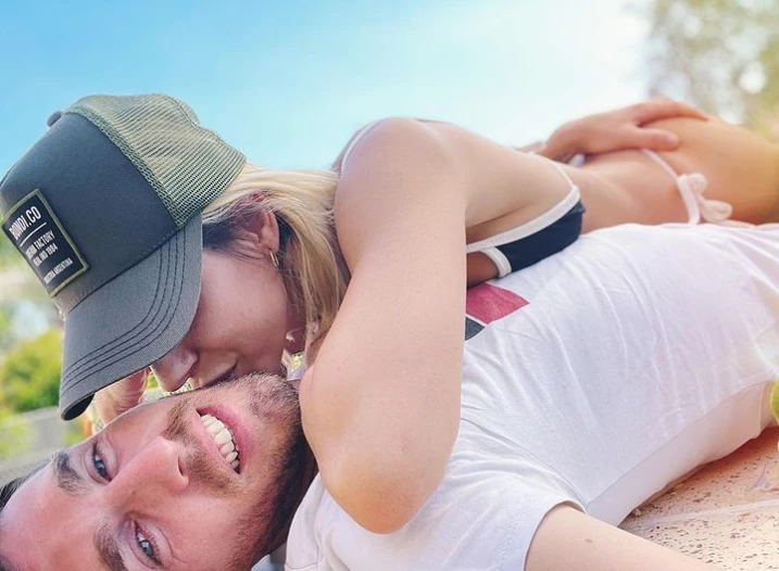 Ramiro Arias y Noelia Marzol a los besos