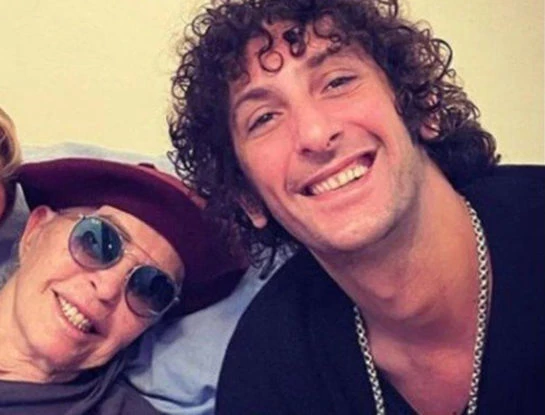 Así esta hoy Robertino, el hijo de Pata Villanueva y el "Conejo" Tarantini: tiene 39 años, es músico y uno de los puntales de su madre