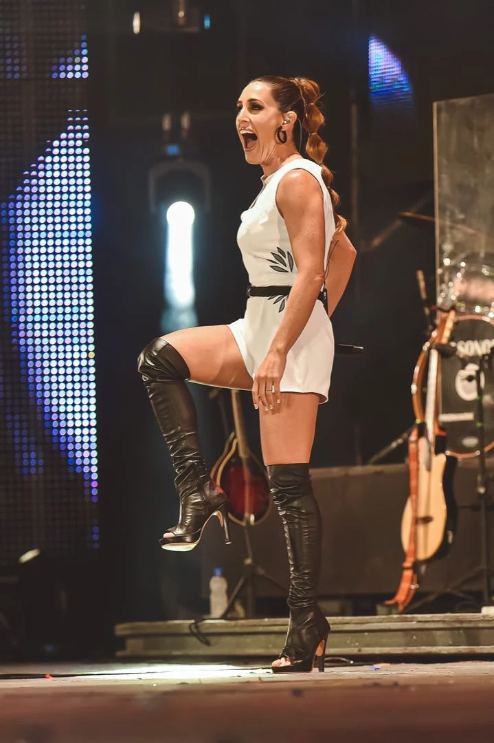 El look de La Sole en Cosquín a 26 años de su debut: cómo la chica del  poncho le dio paso a la cantante pop y glamorosa que no olvida sus raíces –