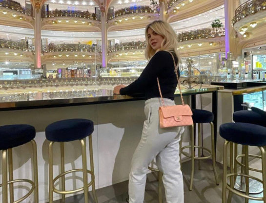 Cuánto cuesta la cartera Chanel con piel de becerro que lució Wanda Nara en su regreso a París