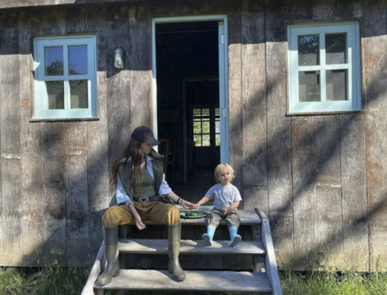 El living boho chic de la cabaña de Zaira Nara y Jakob Von Plessen en San Martín de los Andes