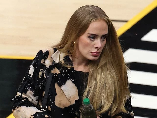 Adele con gesto enojado