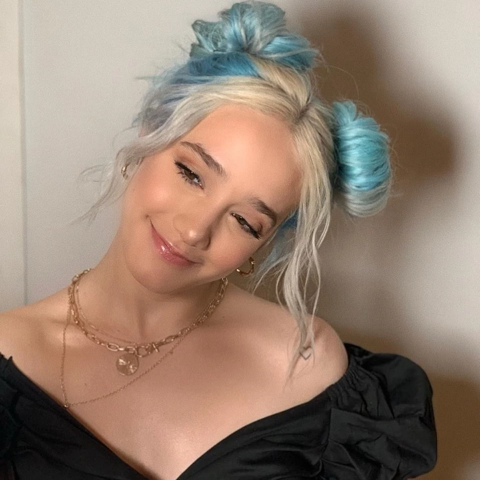 Angela Torres reflexiva