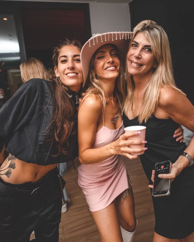 cande ruggeri en su cumpleaños con amigas
