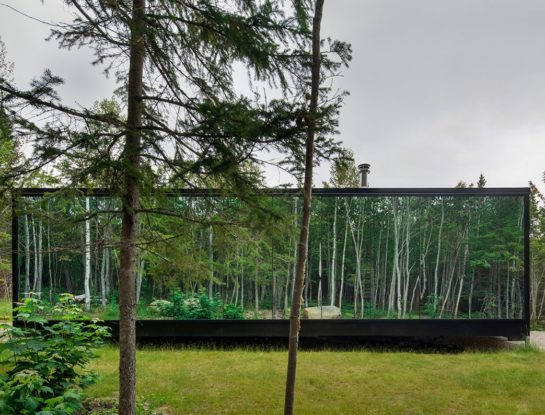 Una casa-espejo prefabricada que se camufla con el paisaje