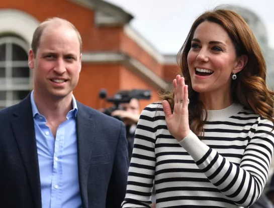 Kate Middleton sostuvo un bebé en sus brazos y causó una divertida reacción en su esposo
