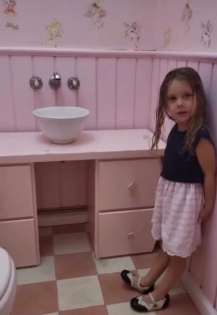 El baño tiene un empapelado con animaciones de caballos y unicornios. 