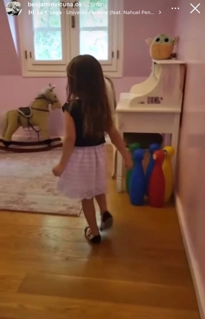 El cuarto tiene una ventana con vista al jardín. 