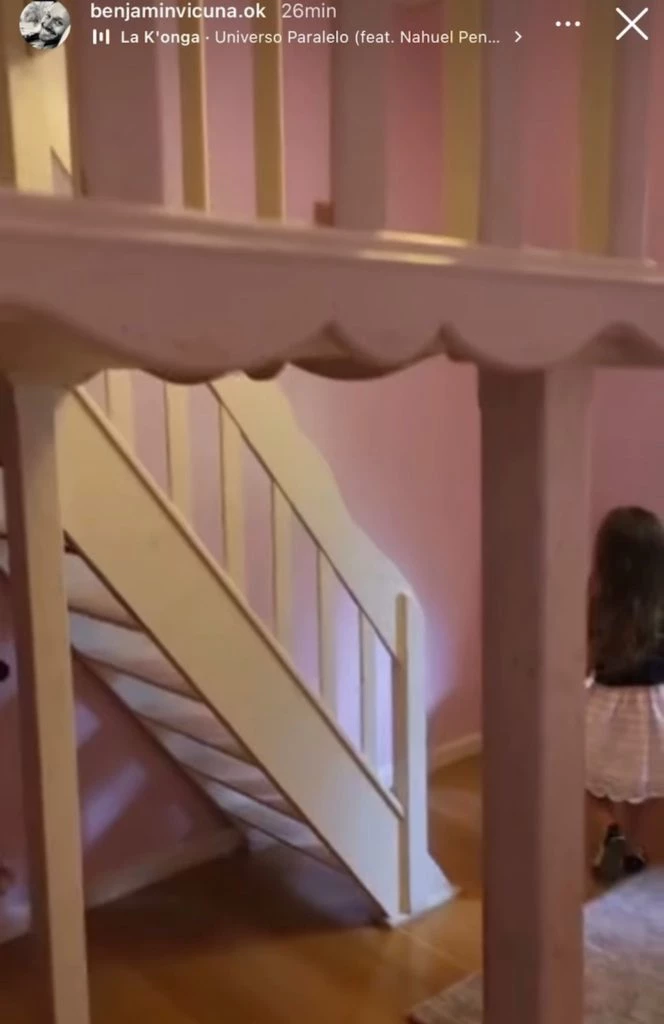 A través de unas escaleras se puede encontrar la cama. 