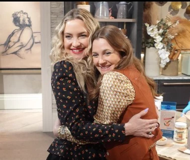 Drew Barrymore y Kate Hudson abrazandose