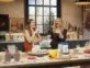 Drew Barrymore y Kate Hudson preparando un smoothy