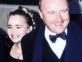 Phil Collins junto a su pequeña hija, Lily collins, sonrientes.