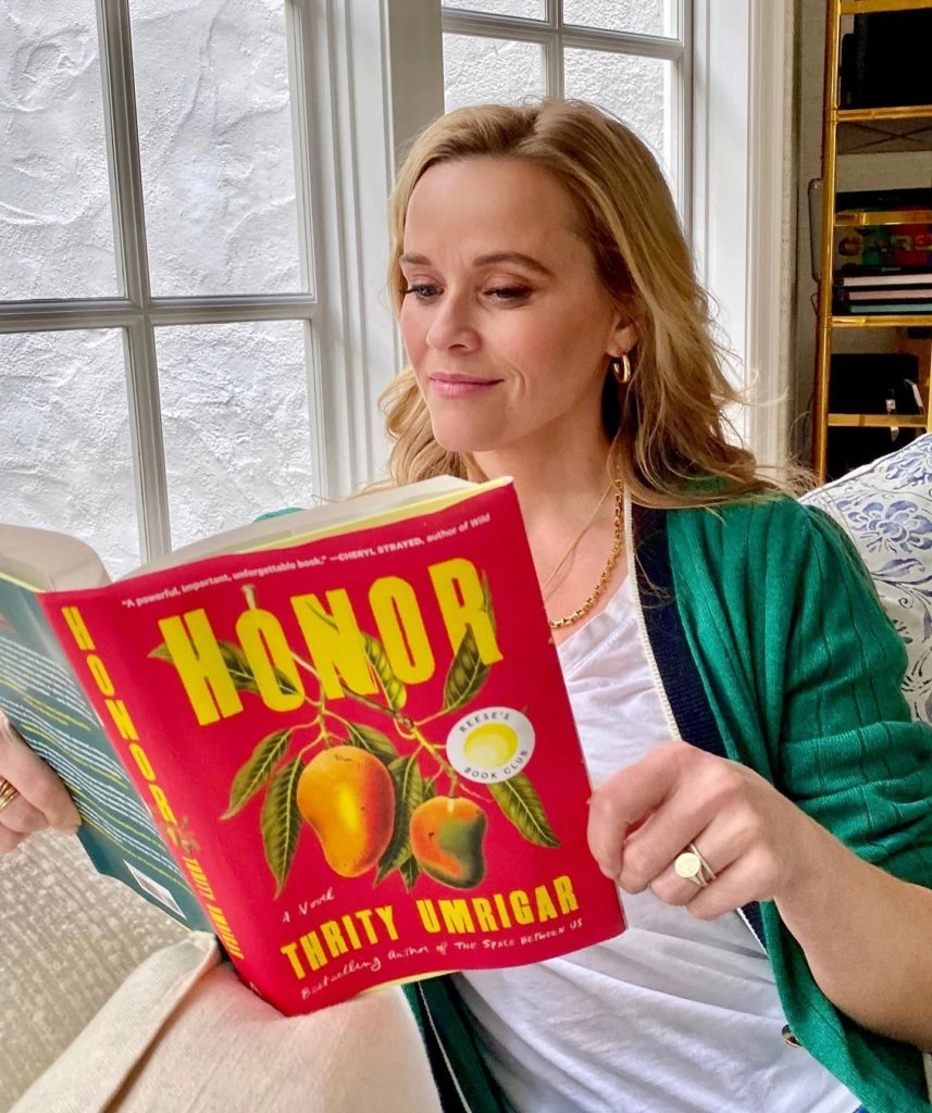 Reese Witherspoon lee libro de cocina