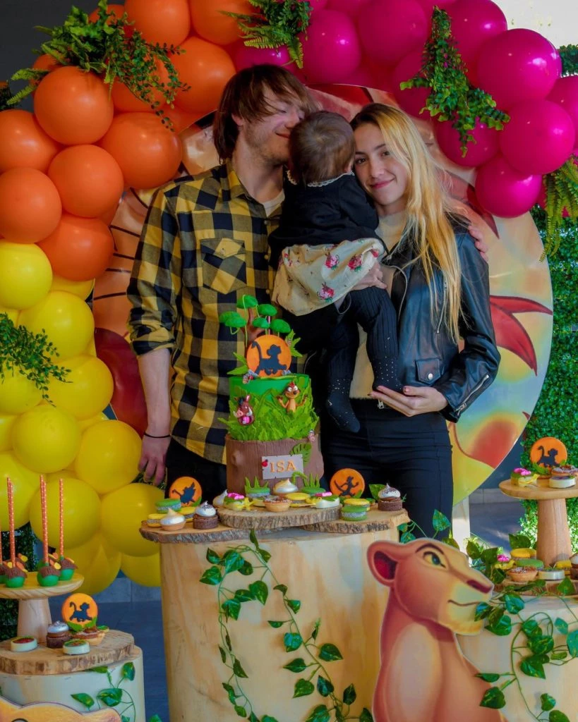 Paulo Londra y Rocio Moreno junto a su hija