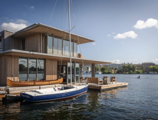 Esta moderna casa flotante de madera y cristal es el refugio perfecto para vivir cerca del agua