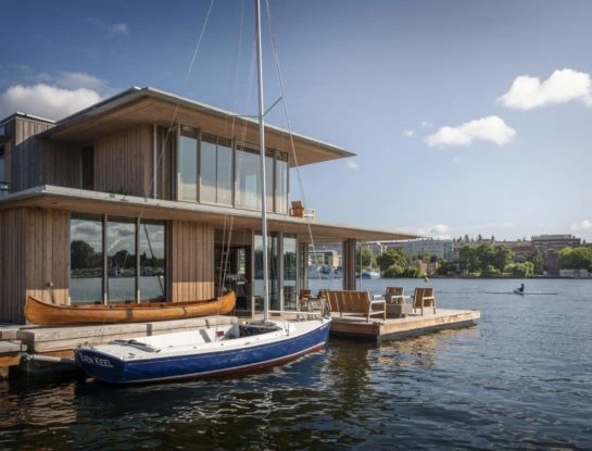 Esta moderna casa flotante de madera y cristal es el refugio perfecto para vivir cerca del agua
