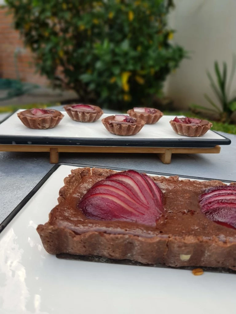 TARTA DE CHOCOLATE CON PERAS AL MALBEC