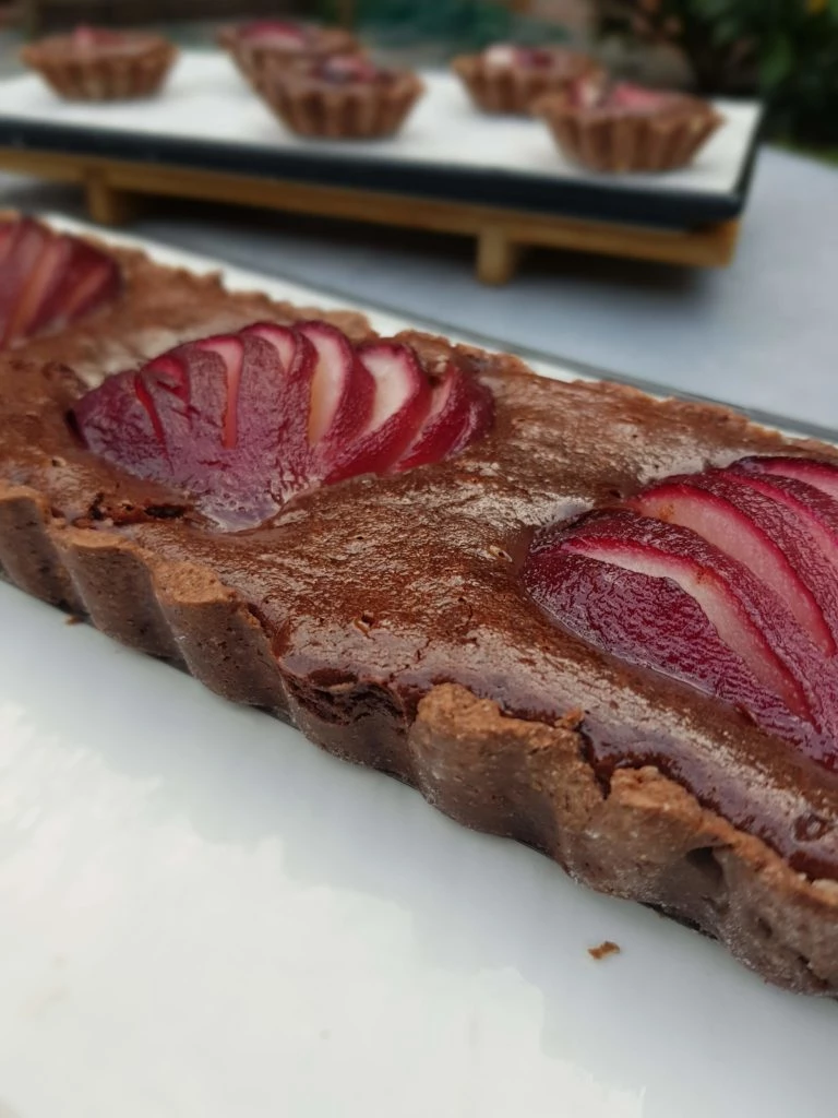 TARTA DE CHOCOLATE CON PERAS AL MALBEC