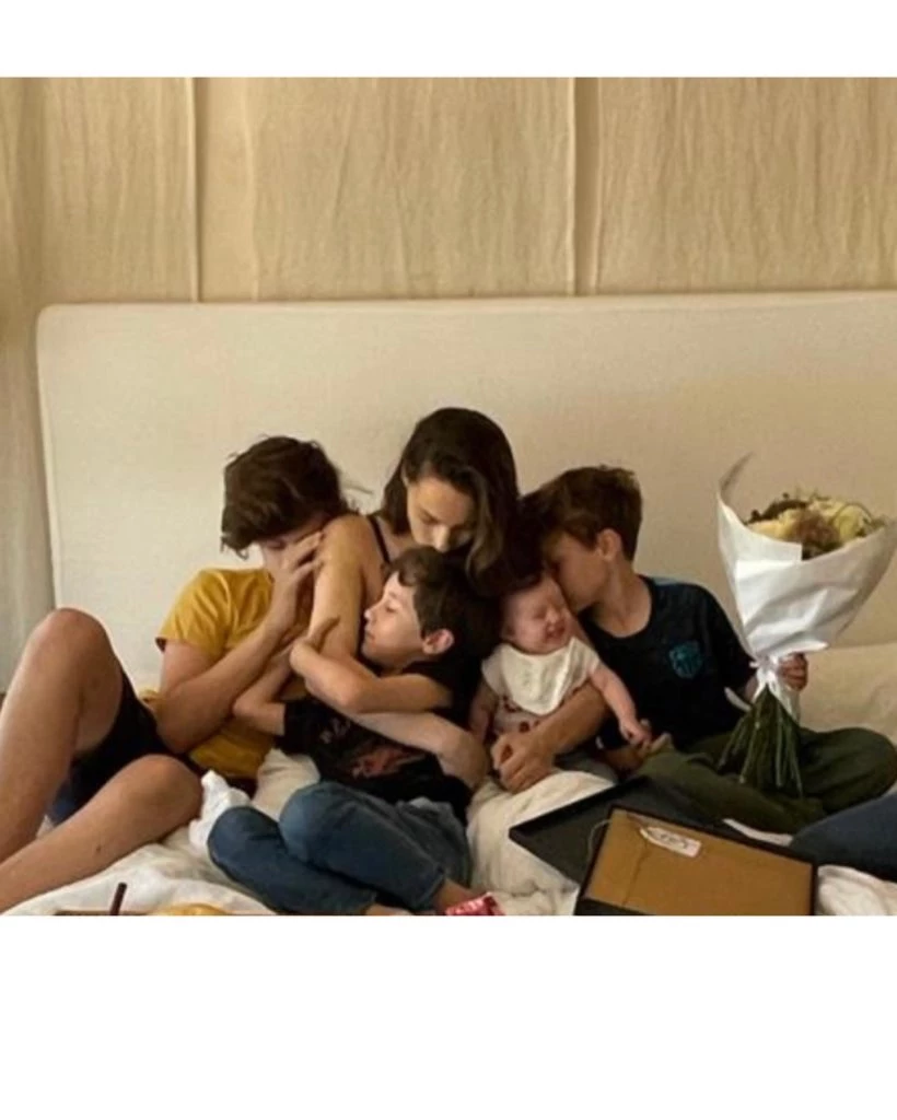 Pampita junto a sus hijos Beltran, Bautista, Benicio y Ana