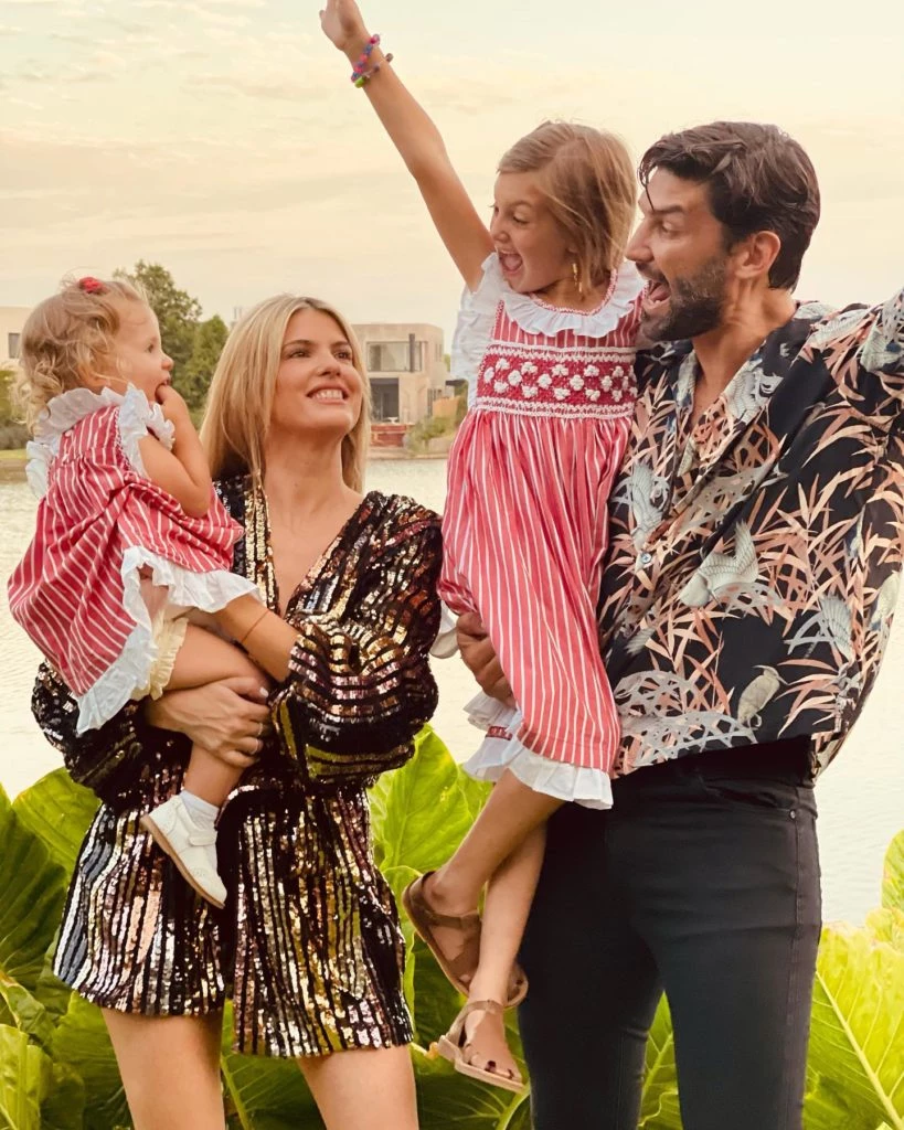 Mery del Cerro junto a sus hijas y su marido