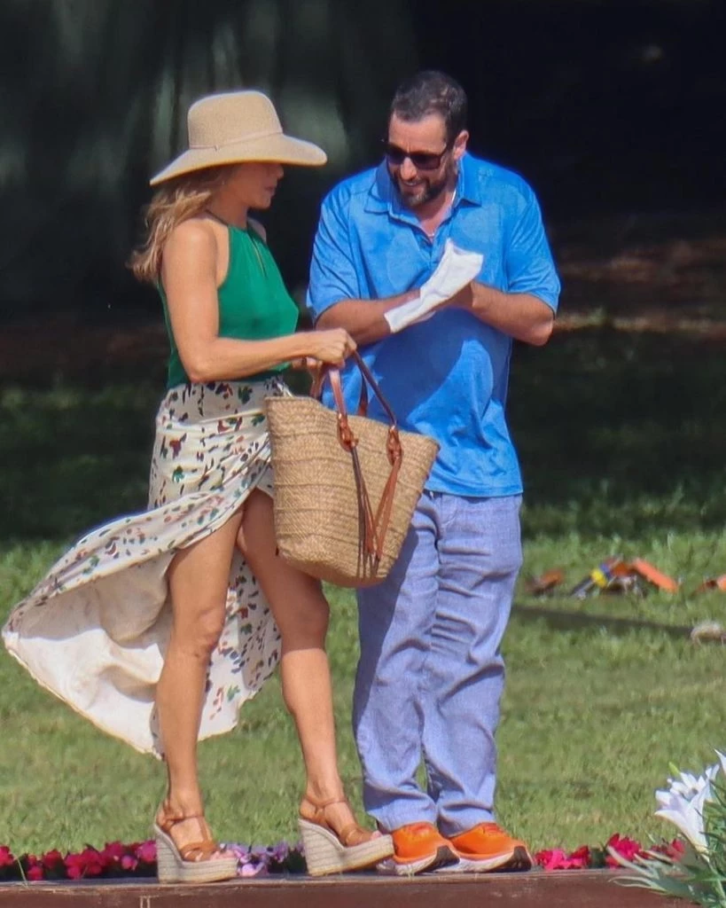 Jennifer Aniston y Adamn Sandler filmando en Hawaii
