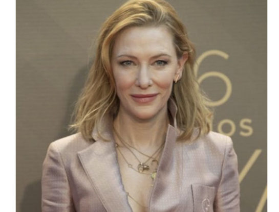 Cate Blanchett nos muestra cuál es el nuevo uniforme de la "working girl" ideal: traje sastre y zapatillas