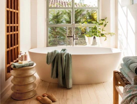 Bañeras exentas: elegantes, versátiles y perfectas para decorar el baño con carácter y distinción