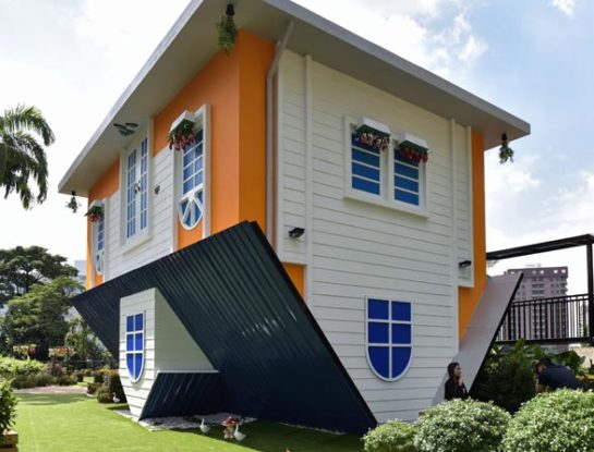 Así son las casas 'al revés' que atraen a turistas en todo el mundo