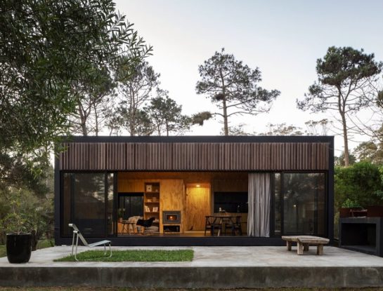 ¡Divina! Esta cabaña prefabricada se camufla con el paisaje boscoso de La Juanita, Uruguay