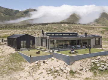 Una casa de montaña en el norte argentino y cerca de las nubes.