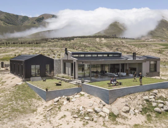 Esta casa de montaña en el norte argentino y cerca de las nubes sorprende con su arquitectura, diseño y estilo industrial