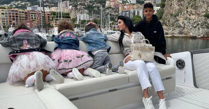 Georgina Rodríguez, sus hijos y Junior, el hijo de Ronaldo que ella cría como si fuera propio, recién llegados al yate.