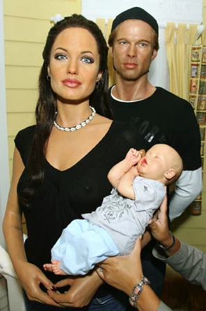 Angelina Jolie, Brad Pitt y Shiloh recién nacida en el Museo de Madame Tussaud