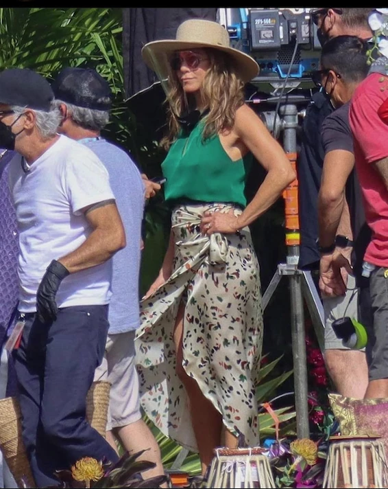 El look de Jennifer Aniston rodando en Hawaii junto a Adam Sandler