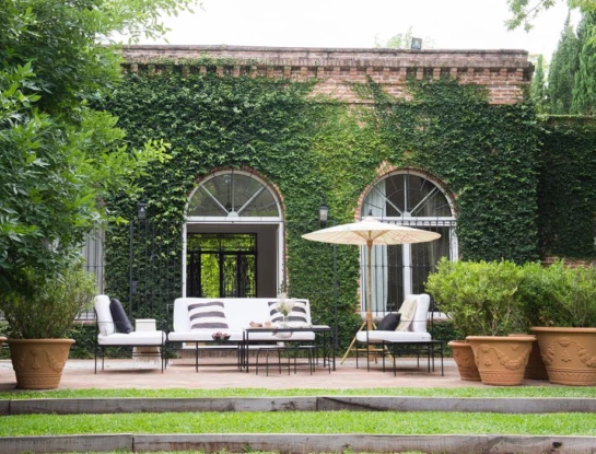 Video deco: conocé la casa de la diseñadora Gabriela López Monzón y enamorate de su jardín