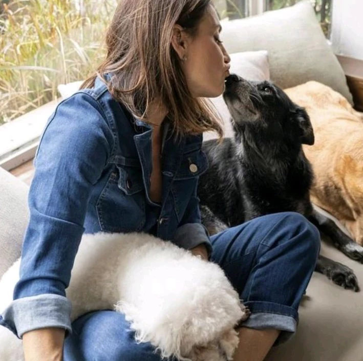 Eleonora Wexler triste por la muerte de su perrita