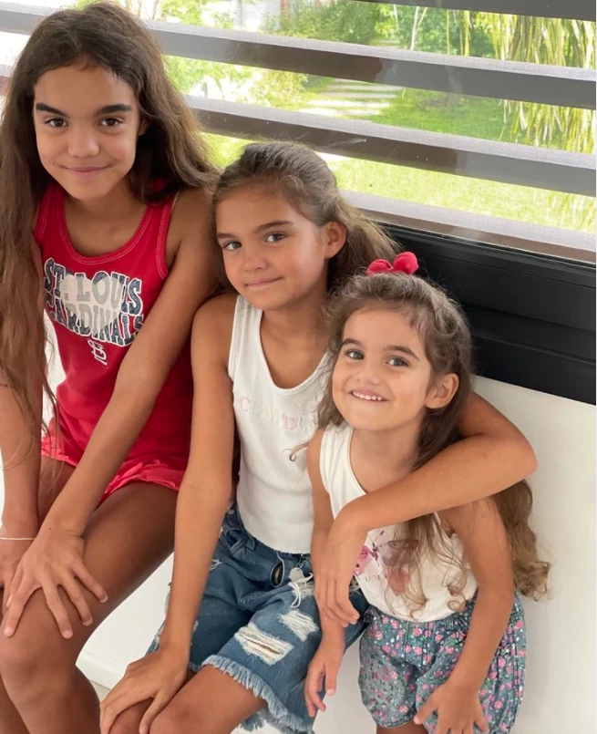 Sergio Romero y Eliana Guercio, sus 3 hijas