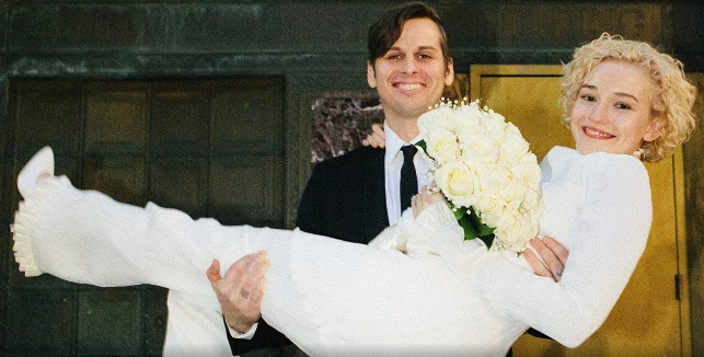 Julia Garner y Mark Foster